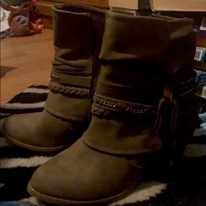 Size 8 boots for $20.00